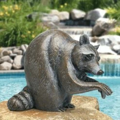 Robuste Gartenteich Deko - Bronze Tierfigur - Waschbär Putzt