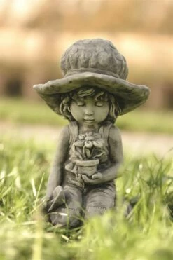 Sarah Kay Garten Steinfigur Mit Mädchen - Stella -Outlet GARTENTRAUM Store sarah kay garten steinfigur mit maedchen stella2