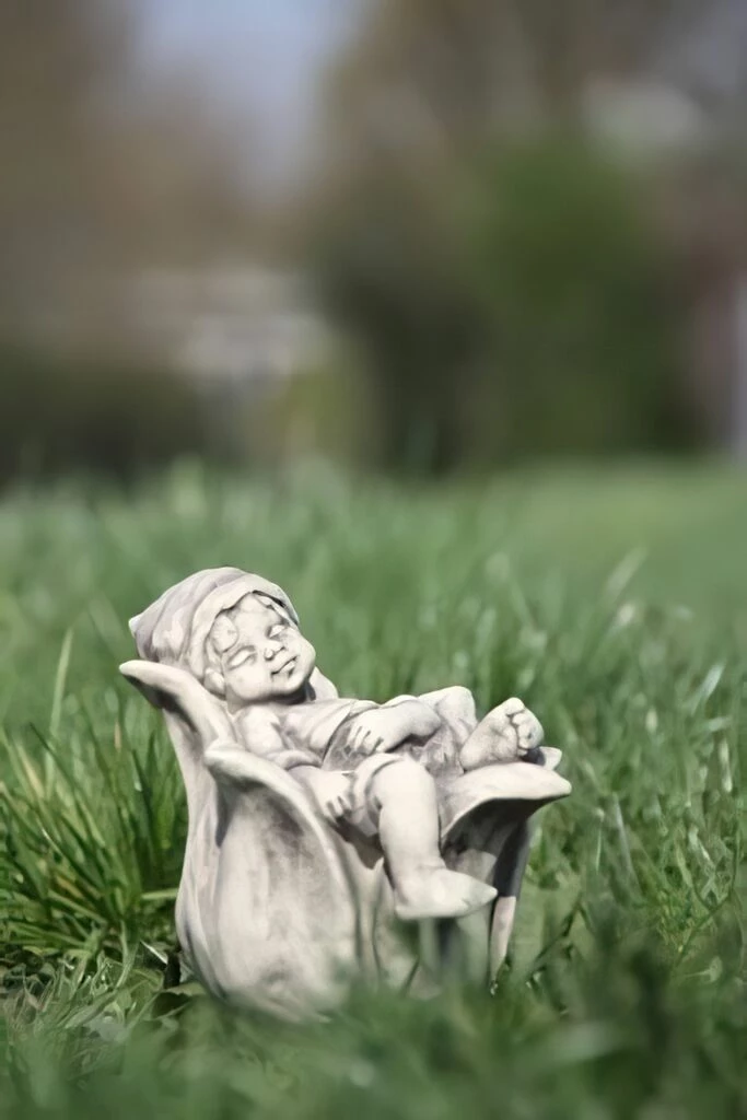 Schlafende Gartenfigur Kobold Mit Tulpen Blüte - Samal 4 Schlafende Gartenfigur Kobold Mit Tulpen Blüte - Samal – Bild 2