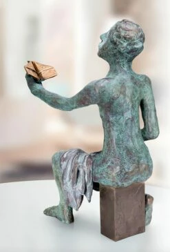 Sitzende Bronze Mannfigur Mit Papierflugzeug - Limitiert - Jasons Sohn -Outlet GARTENTRAUM Store sitzende bronze mannfigur mit papierflugzeug limitiert jasons sohn3