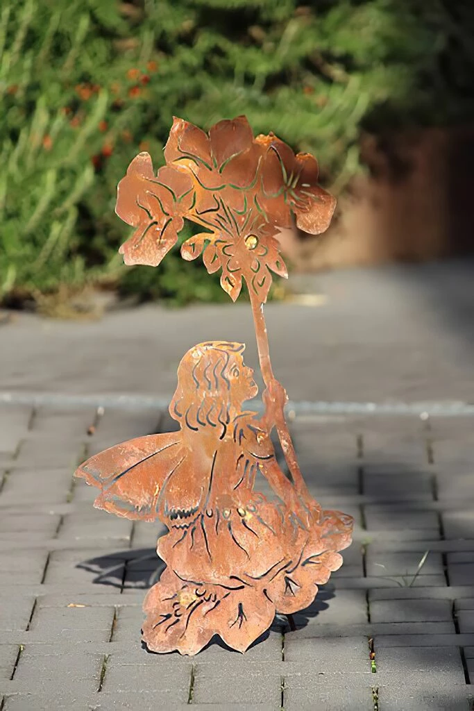 Sitzende Feenfigur Aus Eisen In Rostoptik - Fee Geranie 4 Sitzende Feenfigur Aus Eisen In Rostoptik - Fee Geranie – Bild 2