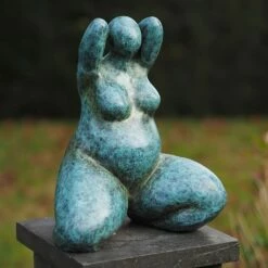 Sitzende Frau Figur Aus Bronze - Türkis - Nerana