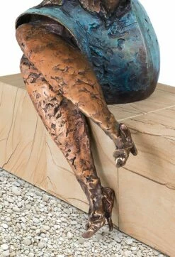 Sitzende Frauenskulptur Aus Bronze - Designerstatue - Unglaublich -Outlet GARTENTRAUM Store sitzende frauenskulptur aus bronze designerstatue unglaublich4