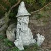 Sitzende Kobold Gartenplastik Mit Pilzkappe Aus Steinguss - Shay 1 Sitzende Kobold Gartenplastik Mit Pilzkappe Aus Steinguss - Shay -Outlet GARTENTRAUM Store sitzende kobold gartenplastik mit pilzkappe aus steinguss shay