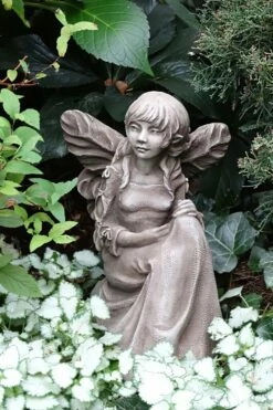 Sitzende Stein Elfe Als Gartenfigur - Antikgrau - Livia -Outlet GARTENTRAUM Store sitzende stein elfe als gartenfigur antikgrau livia3