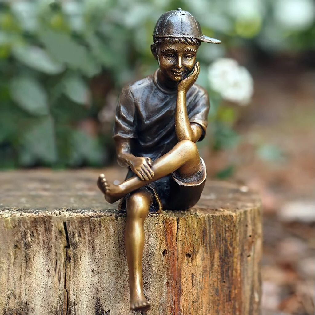 Sitzender Bronze Junge Als Outdoor-Deko - Christoph 3 Sitzender Bronze Junge Als Outdoor-Deko - Christoph