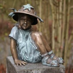 Sitzendes Mädchen Mit Blumenkleid Aus Bronze - Polina