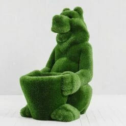 Skulptur Bär Mit Korb - Glasfaserkunststoff & Kunstrasen - Grün - Boog -Outlet GARTENTRAUM Store skulptur baer mit korb glasfaserkunststoff kunstrasen gruen boog3