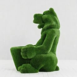 Skulptur Bär Mit Korb - Glasfaserkunststoff & Kunstrasen - Grün - Boog -Outlet GARTENTRAUM Store skulptur baer mit korb glasfaserkunststoff kunstrasen gruen boog4