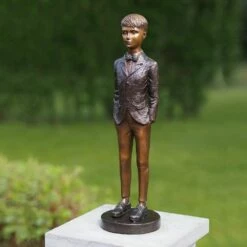 Stehender Junge Im Anzug - Garten Bronzefigur - Junger Mann