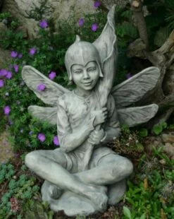 Steinguss Gartenfigur Elfe Mit Blume - Aronstab -Outlet GARTENTRAUM Store steinguss gartenfigur elfe mit blume aronstab3