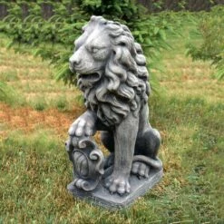 Steinlöwe Mit Schild Auf Der Rechten Seite - Deko Gartenfigur Aus Steinguss - Levi