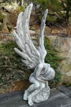 Stilvolle Engel Gartenfigur Aus Stein - Sitzend - Ambriel 9 Stilvolle Engel Gartenfigur Aus Stein - Sitzend - Ambriel -Outlet GARTENTRAUM Store stilvolle engel gartenfigur aus stein sitzend ambriel4