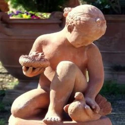 Terrakotta Kinder Figur Mit Taube Und Nest - Giada