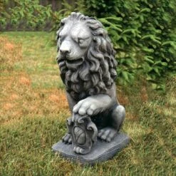 Wetterfeste Löwenfigur Aus Steinguss Mit Wappen Auf Der Linken Seite - Leander
